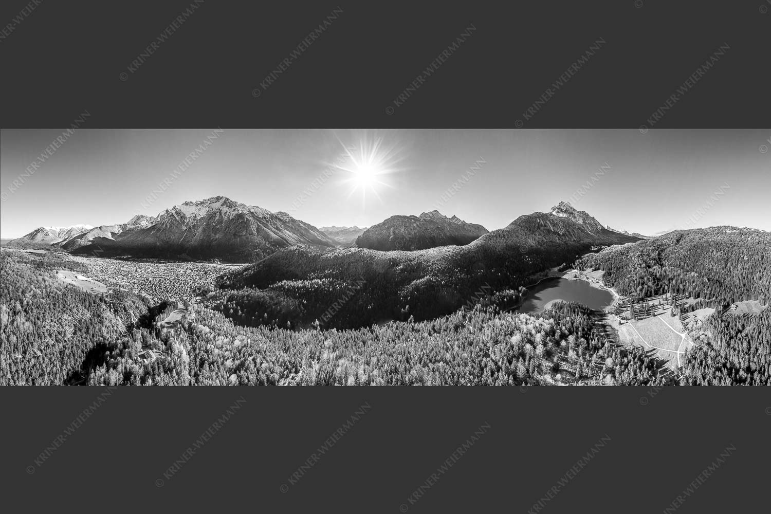 Blick auf Mittenwald am Karwendel und dem Lautersee am Wetterstein - Erstes Weiss 3:1 sw -- Mittenwald und Lautersee - mehr Infos bei www.Kriner-Weiermann.de