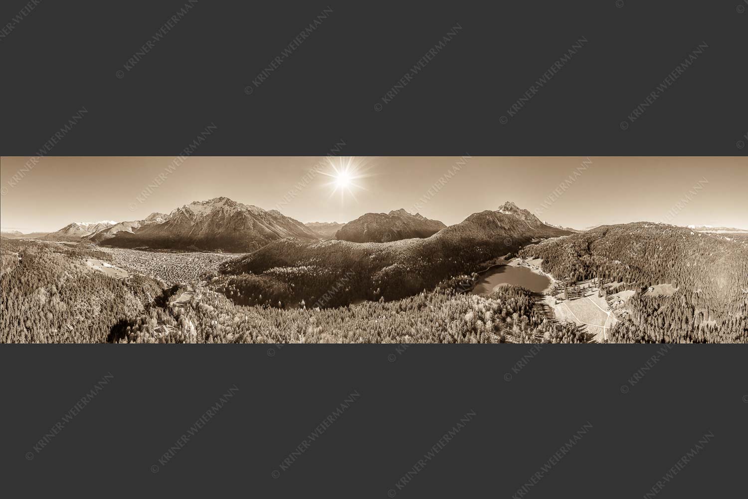 Blick auf Mittenwald am Karwendel und dem Lautersee am Wetterstein - Erstes Weiss 4:1 sepia -- Mittenwald und Lautersee - mehr Infos bei www.Kriner-Weiermann.de