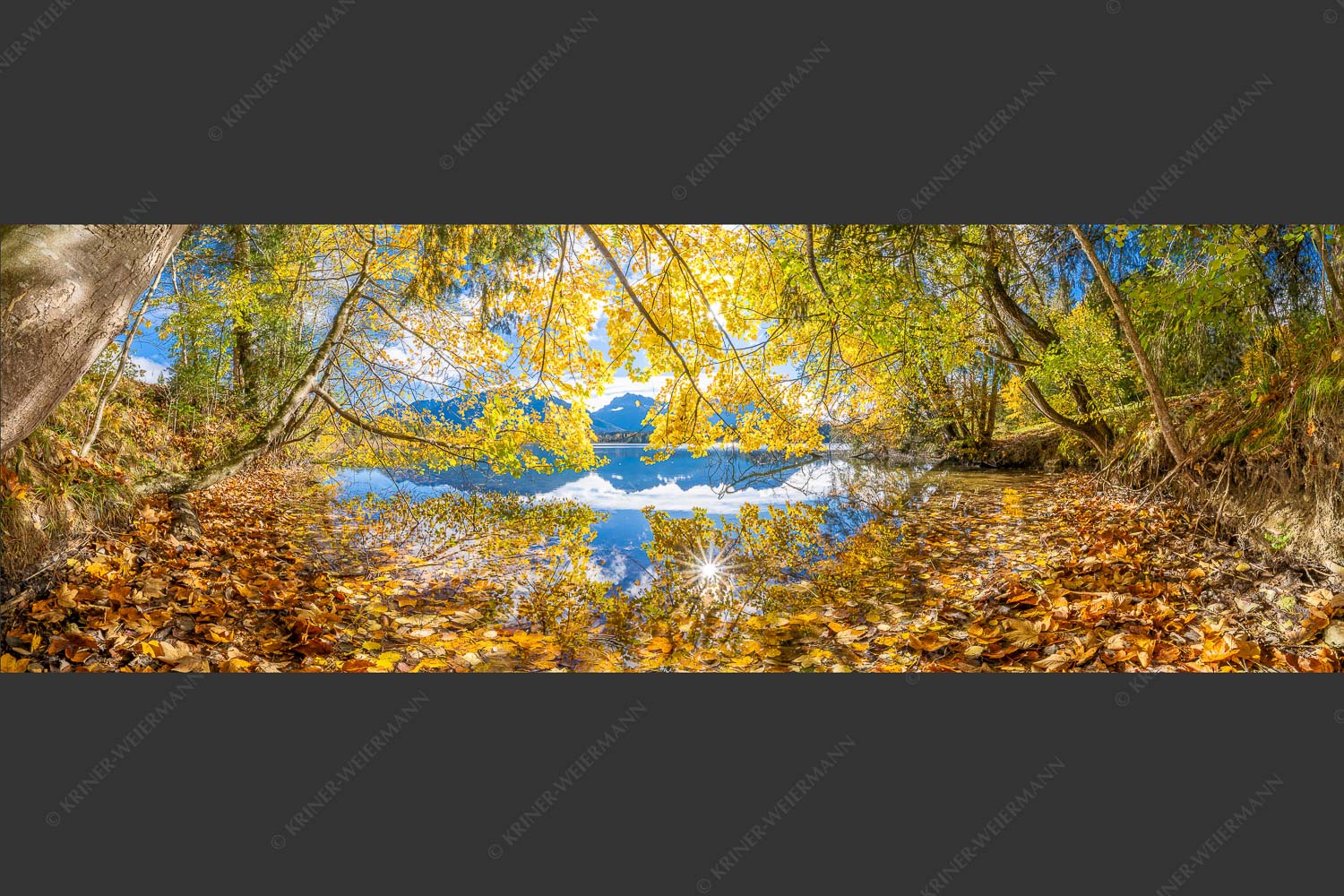 Wenn die Äste mit buntem Laub beinahe das Wasser berühren entstehen traumhafte Bilder - Farbpalette 3:1  -- Barmsee mit Karwendlegebirge - mehr Infos bei www.Kriner-Weiermann.de