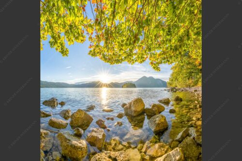 Blick über den Walchensee mit Insel Sassau zum Sonnenuntergang im Estergebirge - Fenster zum See 1:1  -- Walchensee Insel Sassau mit Estergebirge - mehr Infos bei www.Kriner-Weiermann.de