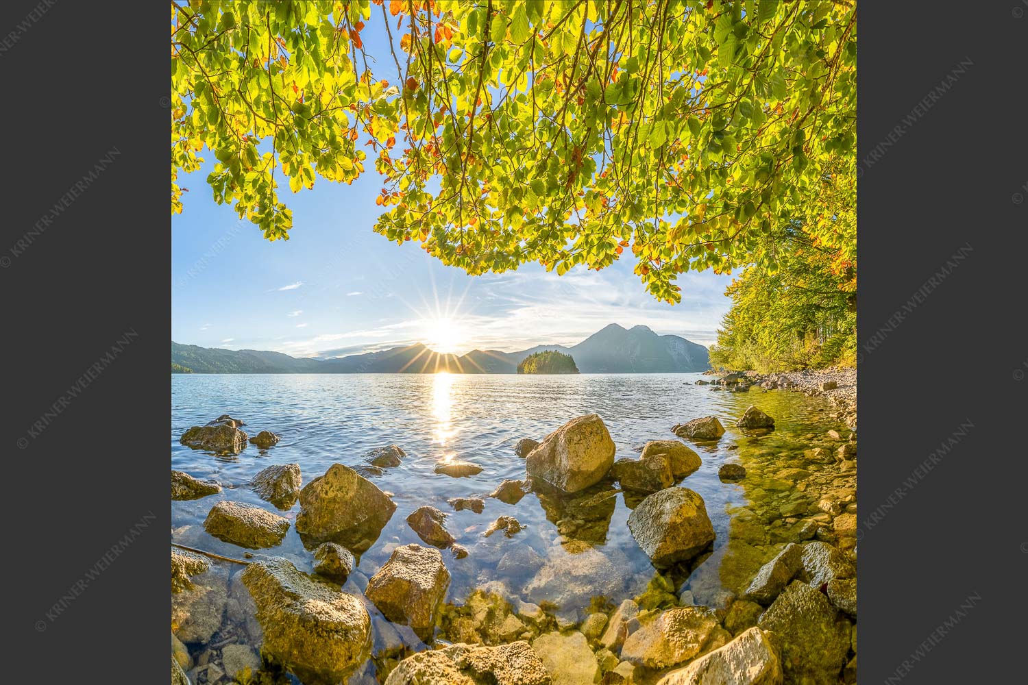 Blick über den Walchensee mit Insel Sassau zum Sonnenuntergang im Estergebirge - Fenster zum See 1:1 -- Walchensee Insel Sassau mit Estergebirge - mehr Infos bei www.Kriner-Weiermann.de