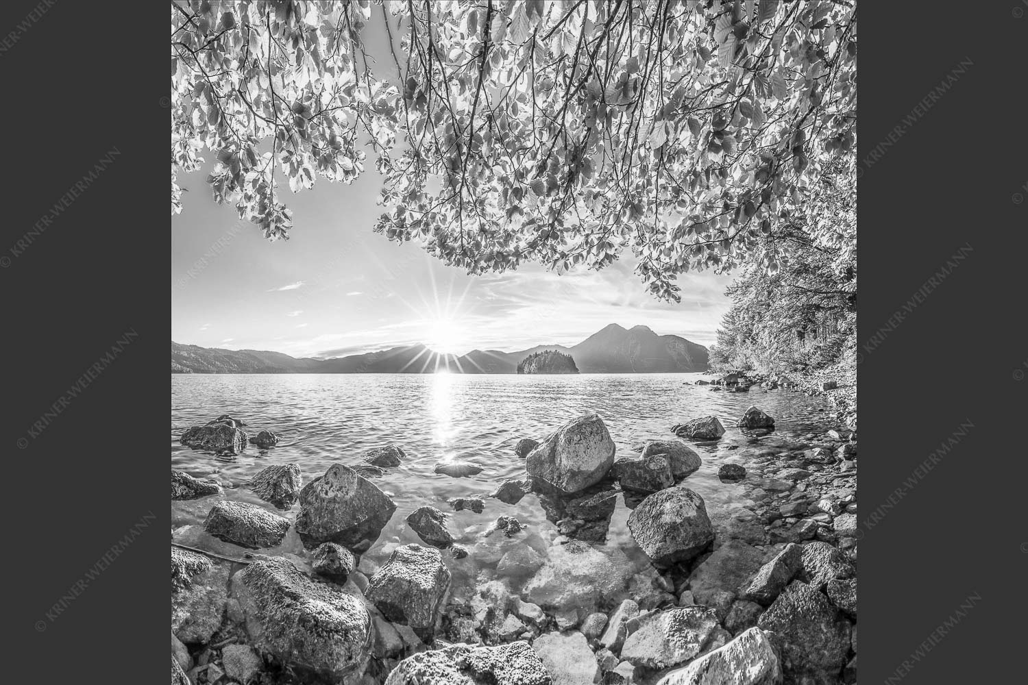 Blick über den Walchensee mit Insel Sassau zum Sonnenuntergang im Estergebirge - Fenster zum See 1:1 sw -- Walchensee Insel Sassau mit Estergebirge - mehr Infos bei www.Kriner-Weiermann.de