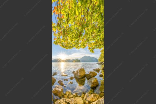 Blick über den Walchensee mit Insel Sassau zum Sonnenuntergang im Estergebirge - Fenster zum See 1:2  -- Walchensee Insel Sassau mit Estergebirge - mehr Infos bei www.Kriner-Weiermann.de