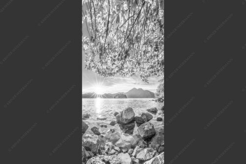 Blick über den Walchensee mit Insel Sassau zum Sonnenuntergang im Estergebirge - Fenster zum See 1:2 sw -- Walchensee Insel Sassau mit Estergebirge - mehr Infos bei www.Kriner-Weiermann.de