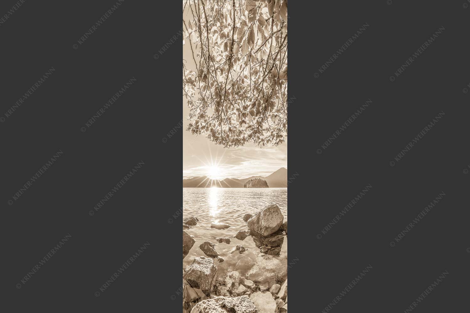 Blick über den Walchensee mit Insel Sassau zum Sonnenuntergang im Estergebirge - Fenster zum See 1:3 sepia -- Walchensee Insel Sassau mit Estergebirge - mehr Infos bei www.Kriner-Weiermann.de
