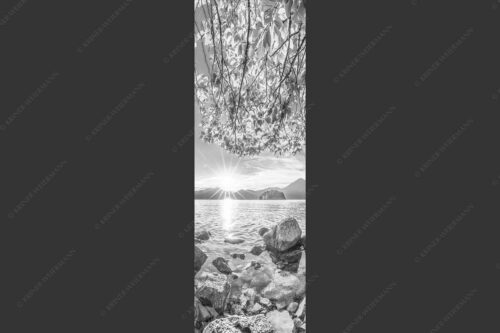 Blick über den Walchensee mit Insel Sassau zum Sonnenuntergang im Estergebirge - Fenster zum See 1:3 sw -- Walchensee Insel Sassau mit Estergebirge - mehr Infos bei www.Kriner-Weiermann.de