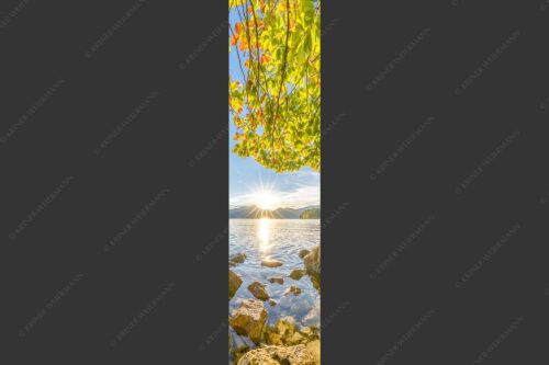 Blick über den Walchensee mit Insel Sassau zum Sonnenuntergang im Estergebirge - Fenster zum See 1:4  -- Walchensee Insel Sassau mit Estergebirge - mehr Infos bei www.Kriner-Weiermann.de