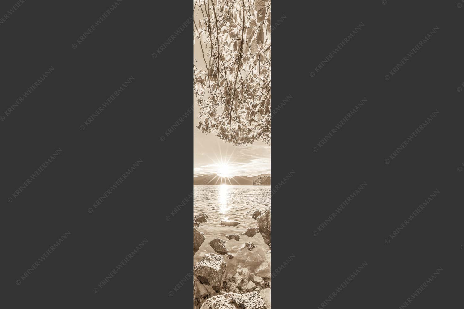 Blick über den Walchensee mit Insel Sassau zum Sonnenuntergang im Estergebirge - Fenster zum See 1:4 sepia -- Walchensee Insel Sassau mit Estergebirge - mehr Infos bei www.Kriner-Weiermann.de