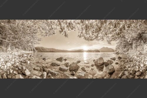 Blick über den Walchensee mit Insel Sassau zum Sonnenuntergang im Estergebirge - Fenster zum See 2,5:1 sepia -- Walchensee Insel Sassau mit Estergebirge - mehr Infos bei www.Kriner-Weiermann.de