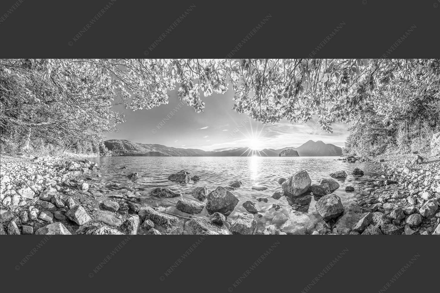 Blick über den Walchensee mit Insel Sassau zum Sonnenuntergang im Estergebirge - Fenster zum See 2,5:1 sw -- Walchensee Insel Sassau mit Estergebirge - mehr Infos bei www.Kriner-Weiermann.de