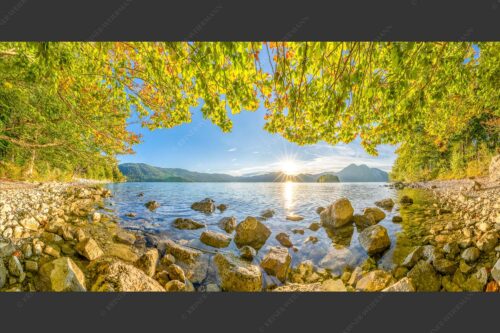 Blick über den Walchensee mit Insel Sassau zum Sonnenuntergang im Estergebirge - Fenster zum See 2:1  -- Walchensee Insel Sassau mit Estergebirge - mehr Infos bei www.Kriner-Weiermann.de