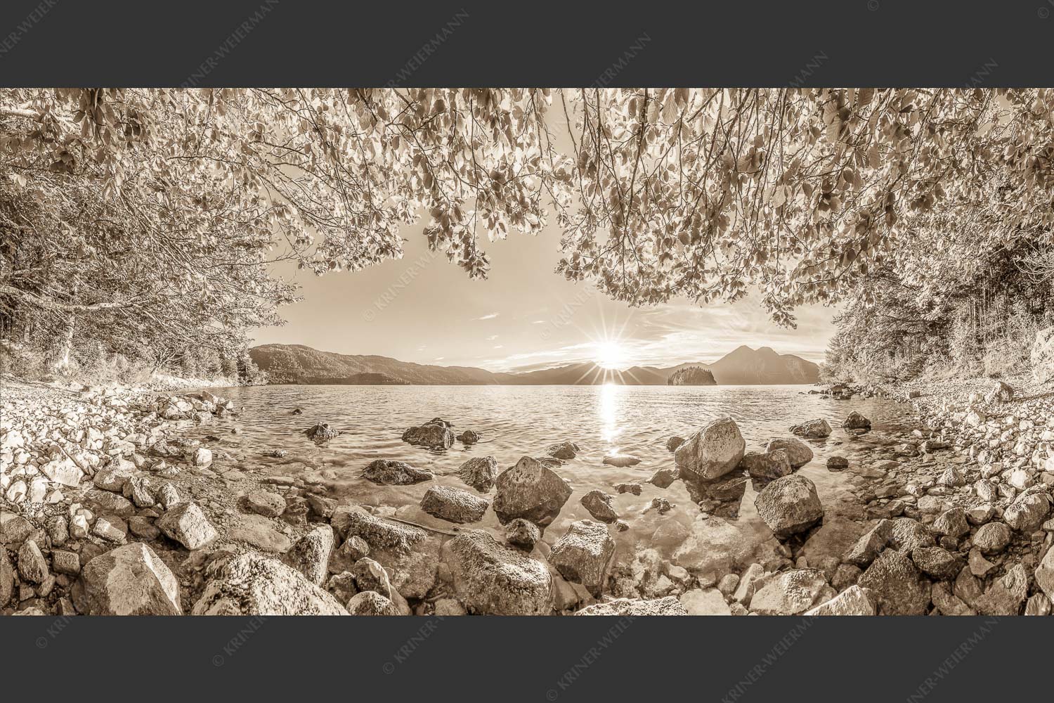 Blick über den Walchensee mit Insel Sassau zum Sonnenuntergang im Estergebirge - Fenster zum See 2:1 sepia -- Walchensee Insel Sassau mit Estergebirge - mehr Infos bei www.Kriner-Weiermann.de