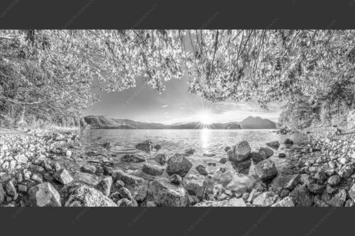 Blick über den Walchensee mit Insel Sassau zum Sonnenuntergang im Estergebirge - Fenster zum See 2:1 sw -- Walchensee Insel Sassau mit Estergebirge - mehr Infos bei www.Kriner-Weiermann.de