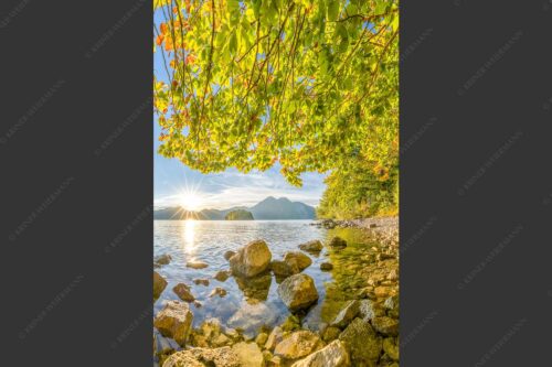 Blick über den Walchensee mit Insel Sassau zum Sonnenuntergang im Estergebirge - Fenster zum See 2:3  -- Walchensee Insel Sassau mit Estergebirge - mehr Infos bei www.Kriner-Weiermann.de