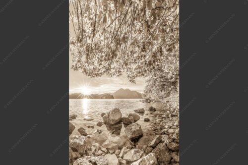 Blick über den Walchensee mit Insel Sassau zum Sonnenuntergang im Estergebirge - Fenster zum See 2:3 sepia -- Walchensee Insel Sassau mit Estergebirge - mehr Infos bei www.Kriner-Weiermann.de