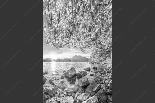 Blick über den Walchensee mit Insel Sassau zum Sonnenuntergang im Estergebirge - Fenster zum See 2:3 sw -- Walchensee Insel Sassau mit Estergebirge - mehr Infos bei www.Kriner-Weiermann.de