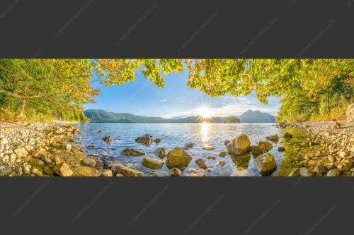Blick über den Walchensee mit Insel Sassau zum Sonnenuntergang im Estergebirge - Fenster zum See 3:1  -- Walchensee Insel Sassau mit Estergebirge - mehr Infos bei www.Kriner-Weiermann.de