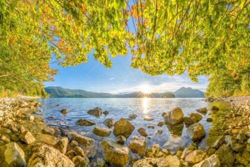 Blick über den Walchensee mit Insel Sassau zum Sonnenuntergang im Estergebirge - Fenster zum See 3:2  -- Walchensee Insel Sassau mit Estergebirge - mehr Infos bei www.Kriner-Weiermann.de