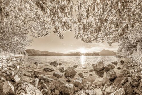 Blick über den Walchensee mit Insel Sassau zum Sonnenuntergang im Estergebirge - Fenster zum See 3:2 sepia -- Walchensee Insel Sassau mit Estergebirge - mehr Infos bei www.Kriner-Weiermann.de
