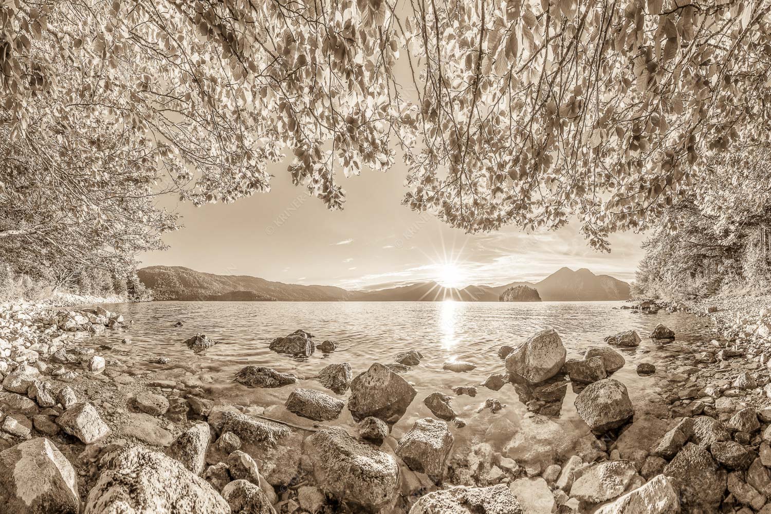 Blick über den Walchensee mit Insel Sassau zum Sonnenuntergang im Estergebirge - Fenster zum See 3:2 sepia -- Walchensee Insel Sassau mit Estergebirge - mehr Infos bei www.Kriner-Weiermann.de