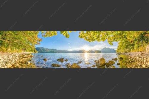 Blick über den Walchensee mit Insel Sassau zum Sonnenuntergang im Estergebirge - Fenster zum See 4:1  -- Walchensee Insel Sassau mit Estergebirge - mehr Infos bei www.Kriner-Weiermann.de
