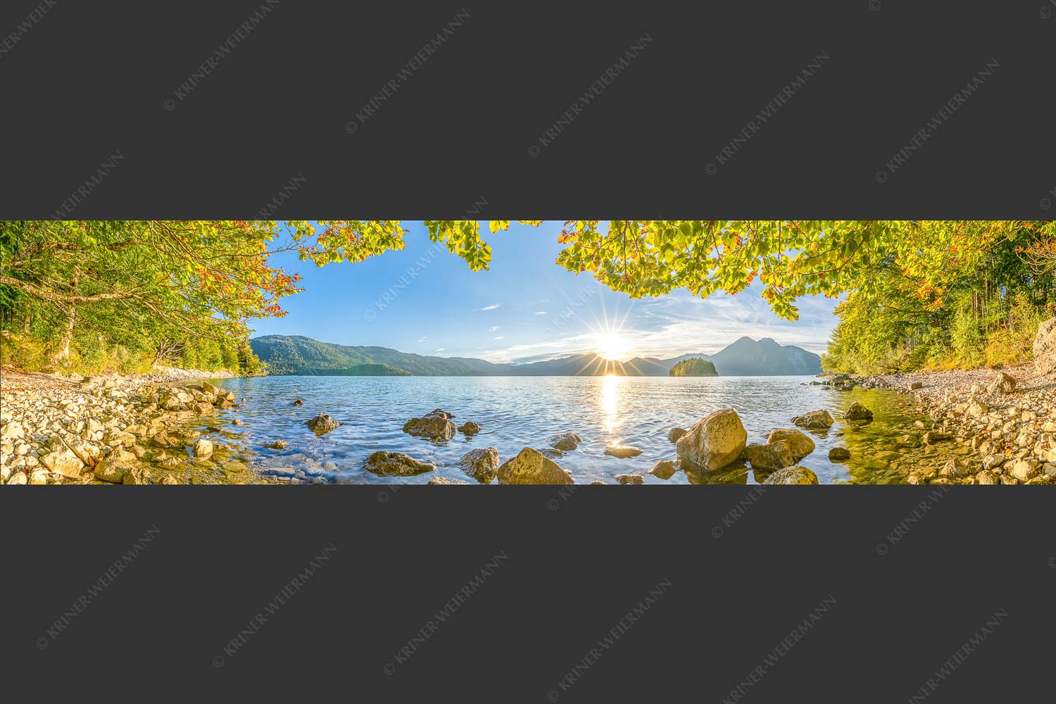 Blick über den Walchensee mit Insel Sassau zum Sonnenuntergang im Estergebirge - Fenster zum See 4:1 -- Walchensee Insel Sassau mit Estergebirge - mehr Infos bei www.Kriner-Weiermann.de