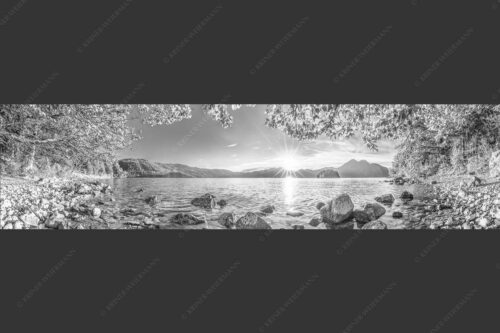 Blick über den Walchensee mit Insel Sassau zum Sonnenuntergang im Estergebirge - Fenster zum See 4:1 sw -- Walchensee Insel Sassau mit Estergebirge - mehr Infos bei www.Kriner-Weiermann.de
