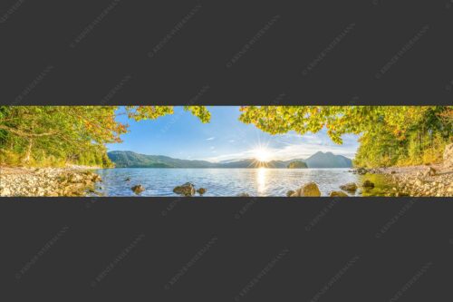 Blick über den Walchensee mit Insel Sassau zum Sonnenuntergang im Estergebirge - Fenster zum See 5:1  -- Walchensee Insel Sassau mit Estergebirge - mehr Infos bei www.Kriner-Weiermann.de