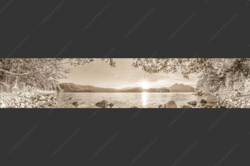 Blick über den Walchensee mit Insel Sassau zum Sonnenuntergang im Estergebirge - Fenster zum See 5:1 sepia -- Walchensee Insel Sassau mit Estergebirge - mehr Infos bei www.Kriner-Weiermann.de