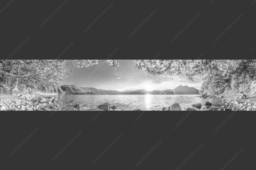 Blick über den Walchensee mit Insel Sassau zum Sonnenuntergang im Estergebirge - Fenster zum See 5:1 sw -- Walchensee Insel Sassau mit Estergebirge - mehr Infos bei www.Kriner-Weiermann.de