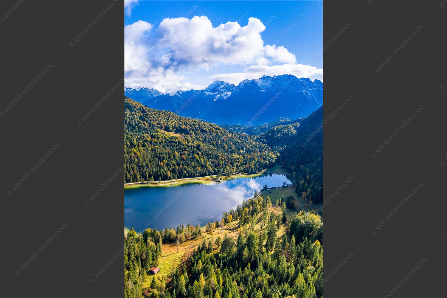 Blick über Ferchensee zum Karwendelgebirge - Ferchensee Karwendel 2:3  -- Ferchensee bei Mittenwald - mehr Infos bei www.Kriner-Weiermann.de
