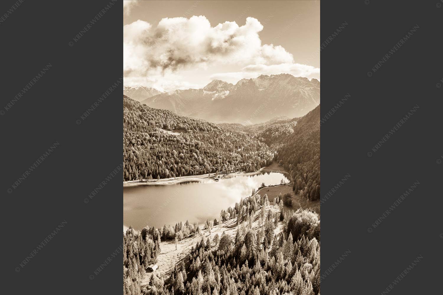 Blick über Ferchensee zum Karwendelgebirge - Ferchensee Karwendel 2:3 sepia -- Ferchensee bei Mittenwald - mehr Infos bei www.Kriner-Weiermann.de