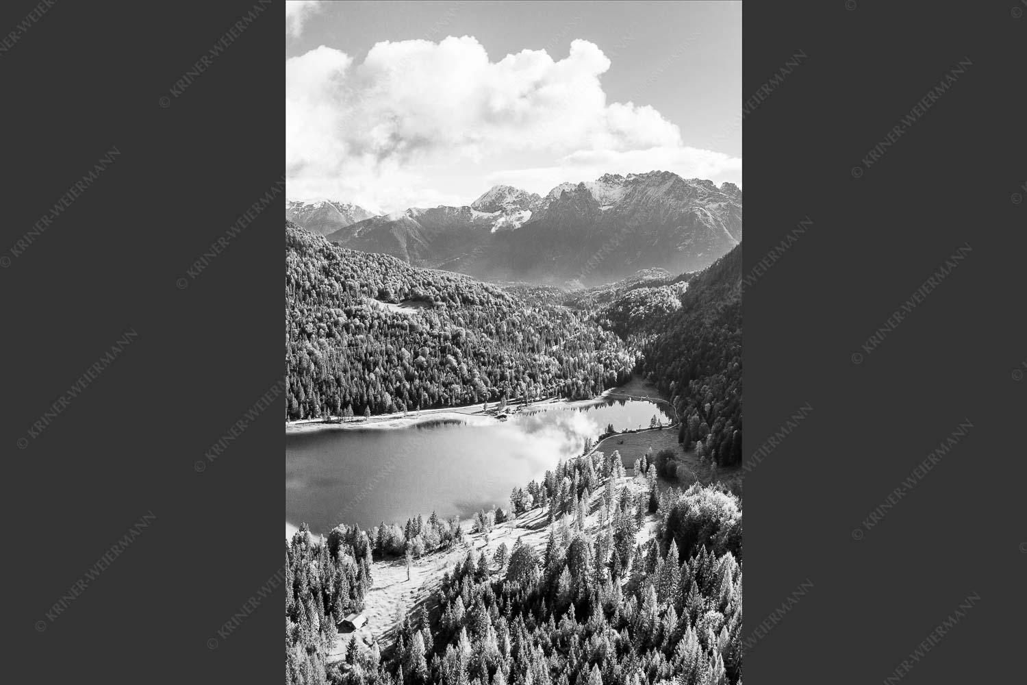 Blick über Ferchensee zum Karwendelgebirge - Ferchensee Karwendel 2:3 sw -- Ferchensee bei Mittenwald - mehr Infos bei www.Kriner-Weiermann.de