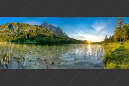 Blick über den Ferchensee zur Unteren Wettersteinspitze bei Sonnenuntergang - Ferchenseeabend 2,5:1  -- Ferchensee Wetterstein Sonnenuntergang - mehr Infos bei www.Kriner-Weiermann.de
