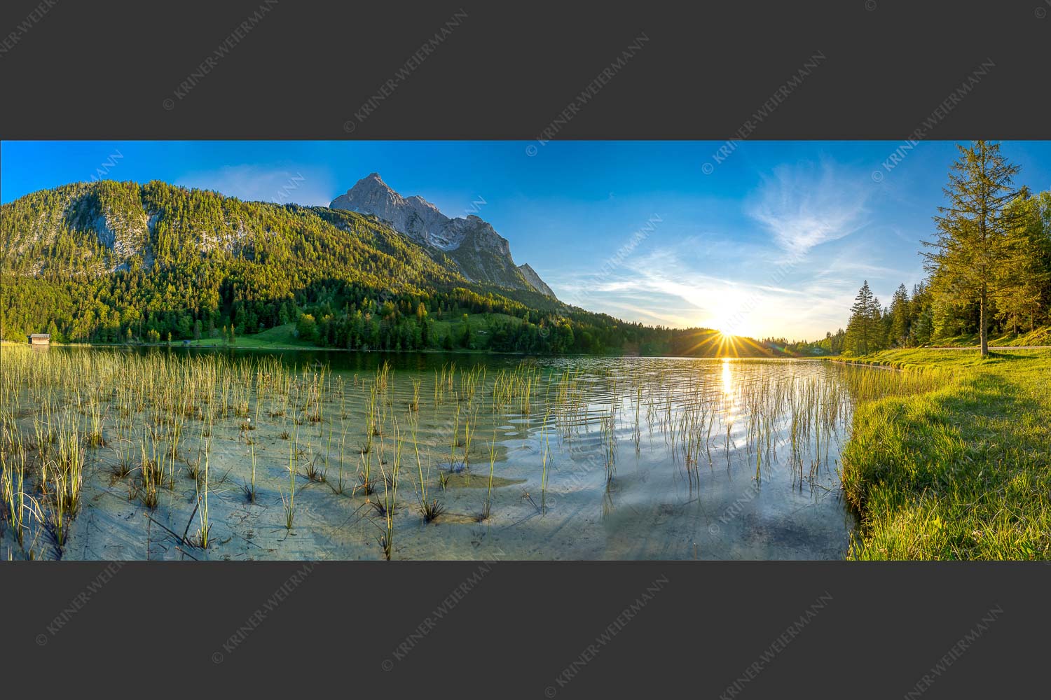 Blick über den Ferchensee zur Unteren Wettersteinspitze bei Sonnenuntergang - Ferchenseeabend 2,5:1 -- Ferchensee Wetterstein Sonnenuntergang - mehr Infos bei www.Kriner-Weiermann.de