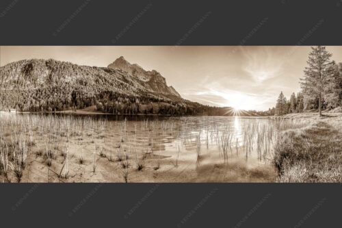 Blick über den Ferchensee zur Unteren Wettersteinspitze bei Sonnenuntergang - Ferchenseeabend 2,5:1 sepia -- Ferchensee Wetterstein Sonnenuntergang - mehr Infos bei www.Kriner-Weiermann.de