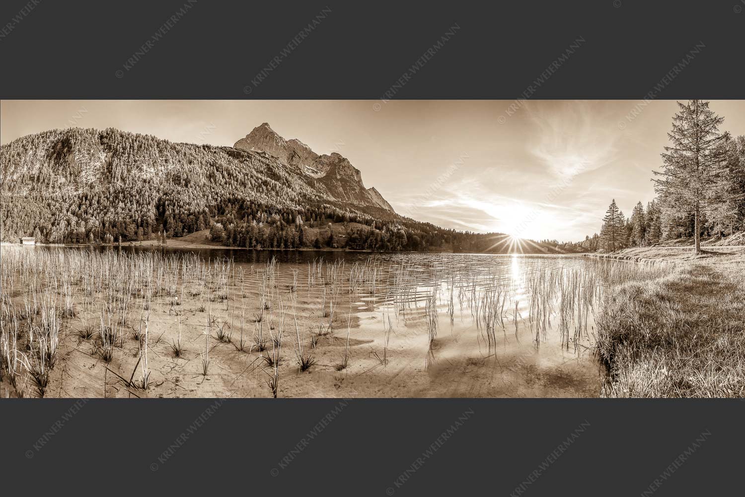 Blick über den Ferchensee zur Unteren Wettersteinspitze bei Sonnenuntergang - Ferchenseeabend 2,5:1 sepia -- Ferchensee Wetterstein Sonnenuntergang - mehr Infos bei www.Kriner-Weiermann.de
