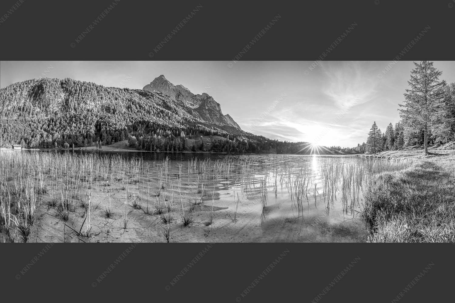 Blick über den Ferchensee zur Unteren Wettersteinspitze bei Sonnenuntergang - Ferchenseeabend 2,5:1 sw -- Ferchensee Wetterstein Sonnenuntergang - mehr Infos bei www.Kriner-Weiermann.de
