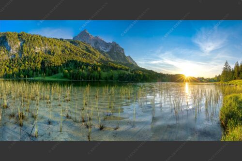 Blick über den Ferchensee zur Unteren Wettersteinspitze bei Sonnenuntergang - Ferchenseeabend 2:1  -- Ferchensee Wetterstein Sonnenuntergang - mehr Infos bei www.Kriner-Weiermann.de