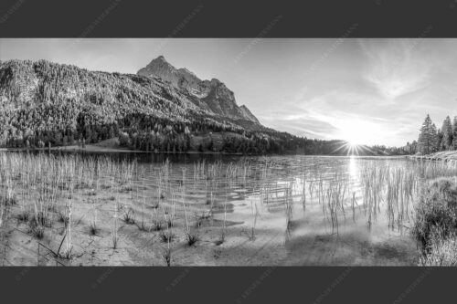 Blick über den Ferchensee zur Unteren Wettersteinspitze bei Sonnenuntergang - Ferchenseeabend 2:1 sw -- Ferchensee Wetterstein Sonnenuntergang - mehr Infos bei www.Kriner-Weiermann.de