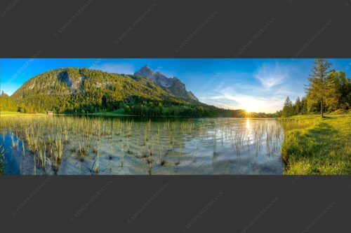 Blick über den Ferchensee zur Unteren Wettersteinspitze bei Sonnenuntergang - Ferchenseeabend 3:1  -- Ferchensee Wetterstein Sonnenuntergang - mehr Infos bei www.Kriner-Weiermann.de