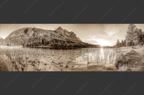 Blick über den Ferchensee zur Unteren Wettersteinspitze bei Sonnenuntergang - Ferchenseeabend 3:1 sepia -- Ferchensee Wetterstein Sonnenuntergang - mehr Infos bei www.Kriner-Weiermann.de