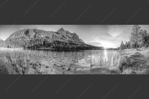Blick über den Ferchensee zur Unteren Wettersteinspitze bei Sonnenuntergang - Ferchenseeabend 3:1 sw -- Ferchensee Wetterstein Sonnenuntergang - mehr Infos bei www.Kriner-Weiermann.de