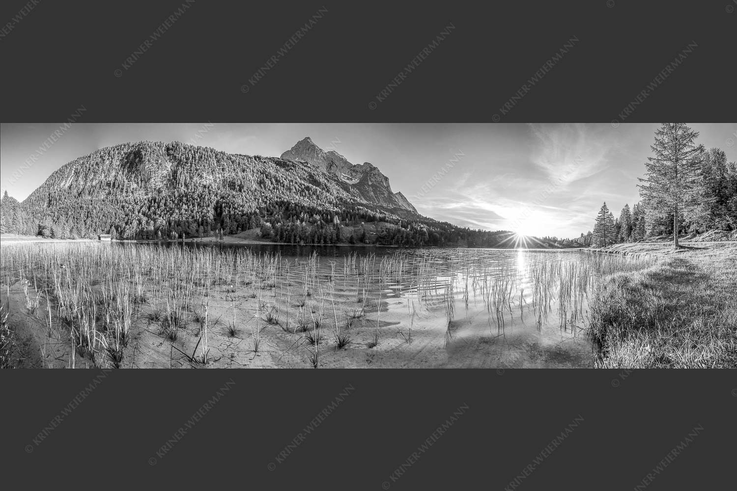 Blick über den Ferchensee zur Unteren Wettersteinspitze bei Sonnenuntergang - Ferchenseeabend 3:1 sw -- Ferchensee Wetterstein Sonnenuntergang - mehr Infos bei www.Kriner-Weiermann.de