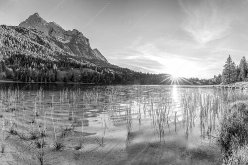 Blick über den Ferchensee zur Unteren Wettersteinspitze bei Sonnenuntergang - Ferchenseeabend 3:2 sw -- Ferchensee Wetterstein Sonnenuntergang - mehr Infos bei www.Kriner-Weiermann.de