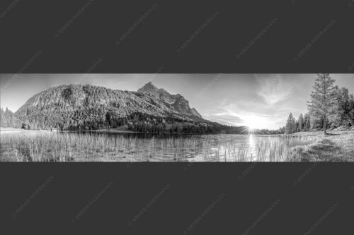 Blick über den Ferchensee zur Unteren Wettersteinspitze bei Sonnenuntergang - Ferchenseeabend 4:1 sw -- Ferchensee Wetterstein Sonnenuntergang - mehr Infos bei www.Kriner-Weiermann.de