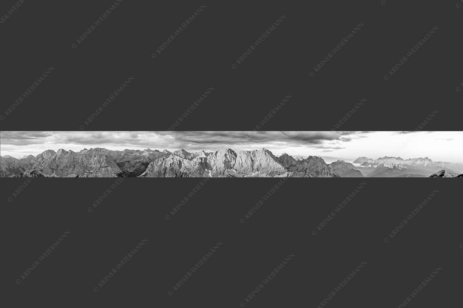 Erstes Sonnenlicht auf Raffelspitze, Hochkarspitze, Wörner und die nördliche Karwendelkette - Firewall 10:1 sw -- Morgenstimmung Hochkarspitze Wörner im Karwendel - mehr Infos bei www.Kriner-Weiermann.de