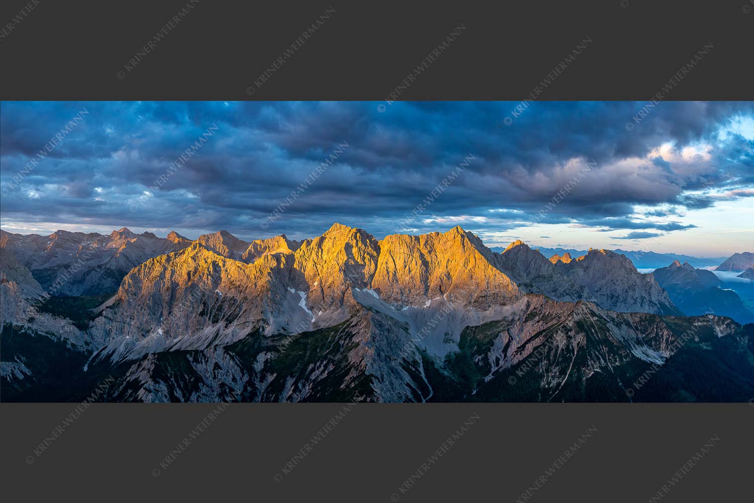 Erstes Sonnenlicht auf Raffelspitze, Hochkarspitze, Wörner und die nördliche Karwendelkette - Firewall 2,5:1  -- Morgenstimmung Hochkarspitze Wörner im Karwendel - mehr Infos bei www.Kriner-Weiermann.de