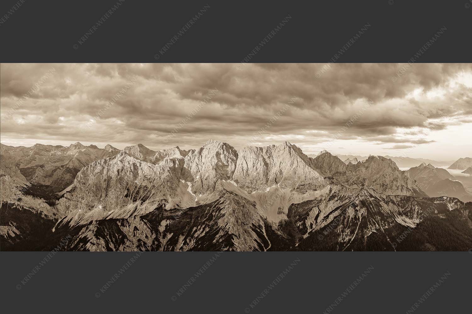 Erstes Sonnenlicht auf Raffelspitze, Hochkarspitze, Wörner und die nördliche Karwendelkette - Firewall 2,5:1 sepia -- Morgenstimmung Hochkarspitze Wörner im Karwendel - mehr Infos bei www.Kriner-Weiermann.de