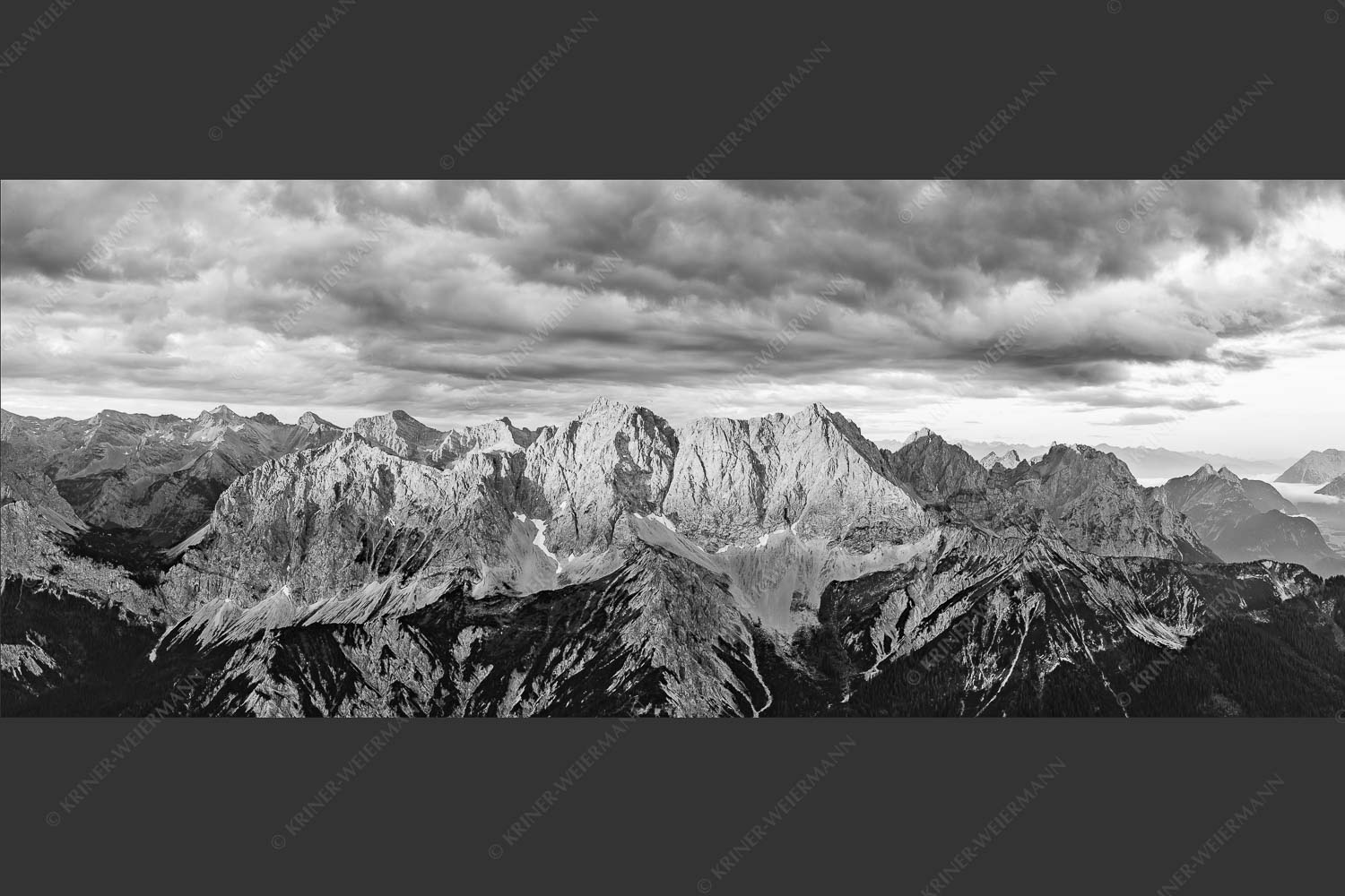 Erstes Sonnenlicht auf Raffelspitze, Hochkarspitze, Wörner und die nördliche Karwendelkette - Firewall 2,5:1 sw -- Morgenstimmung Hochkarspitze Wörner im Karwendel - mehr Infos bei www.Kriner-Weiermann.de